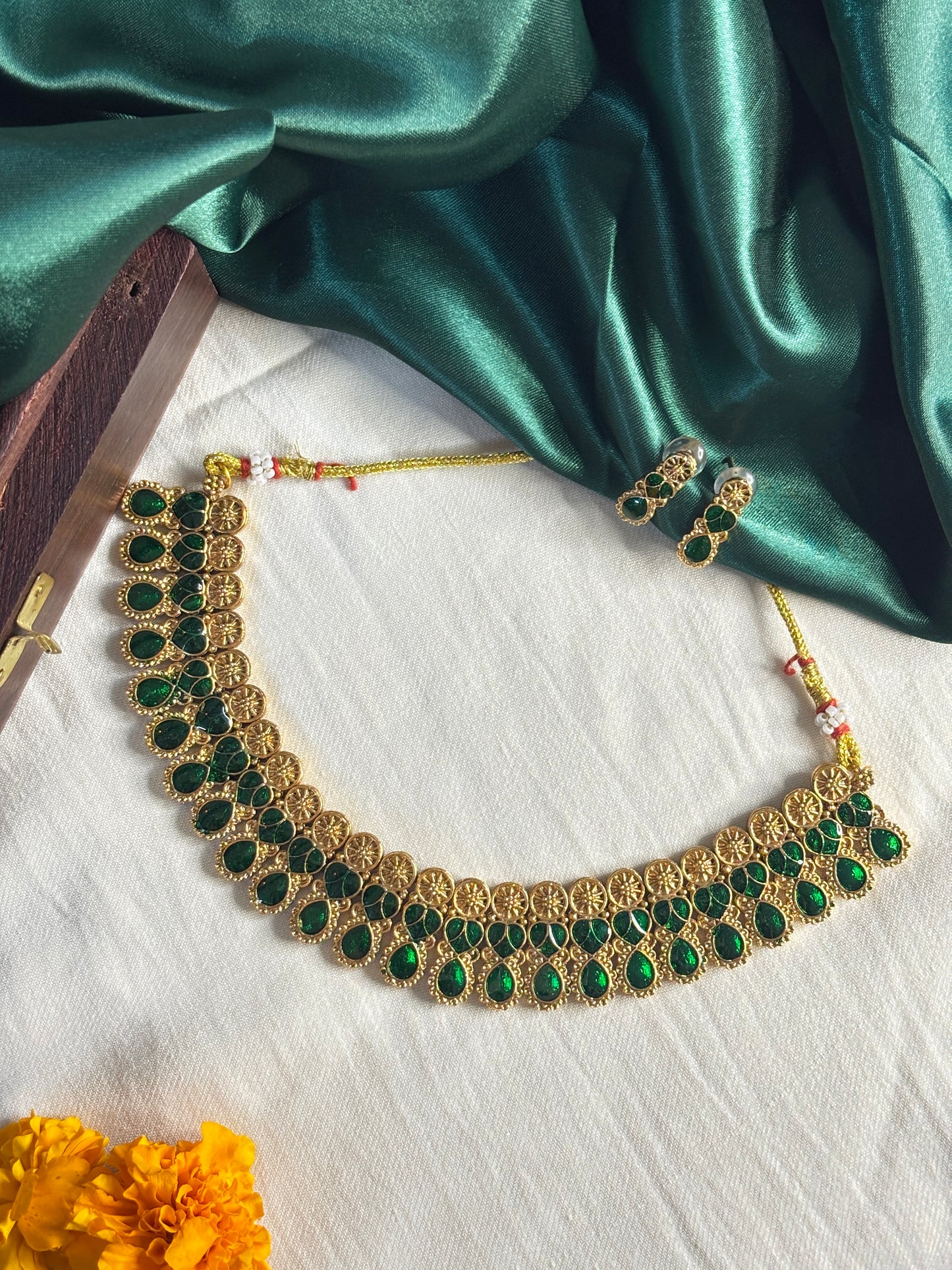 Emerald Glow Temple Choker Necklace – Traditional South Indian Jewelry with Earing