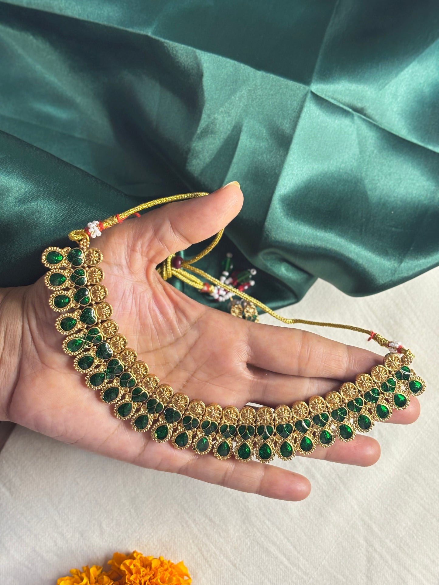 Emerald Glow Temple Choker Necklace – Traditional South Indian Jewelry with Earing