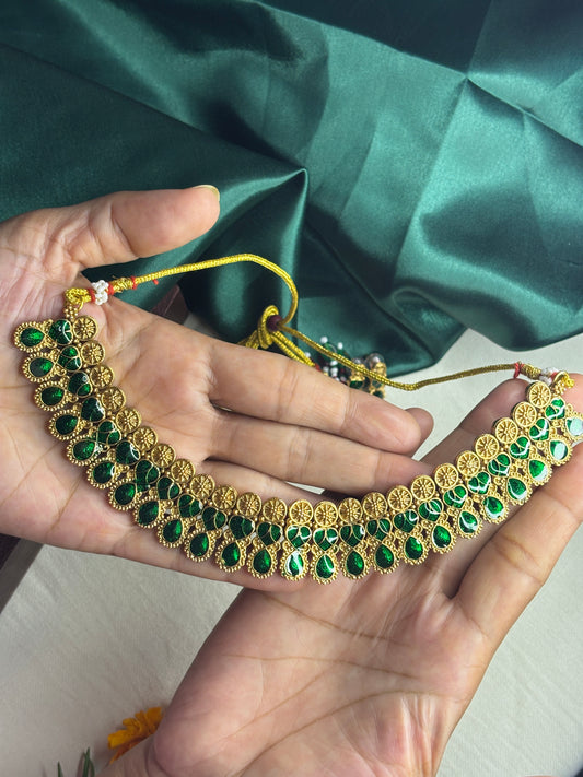 Emerald Glow Temple Choker Necklace – Traditional South Indian Jewelry with Earing
